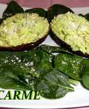 Aguacate relleno con queso camembert y surimi
