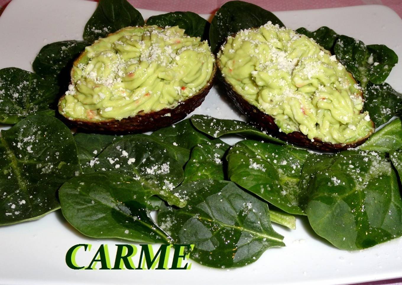 Aguacate relleno con queso camembert y surimi<br />