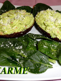 Una foto de Aguacate relleno con queso camembert y surimi