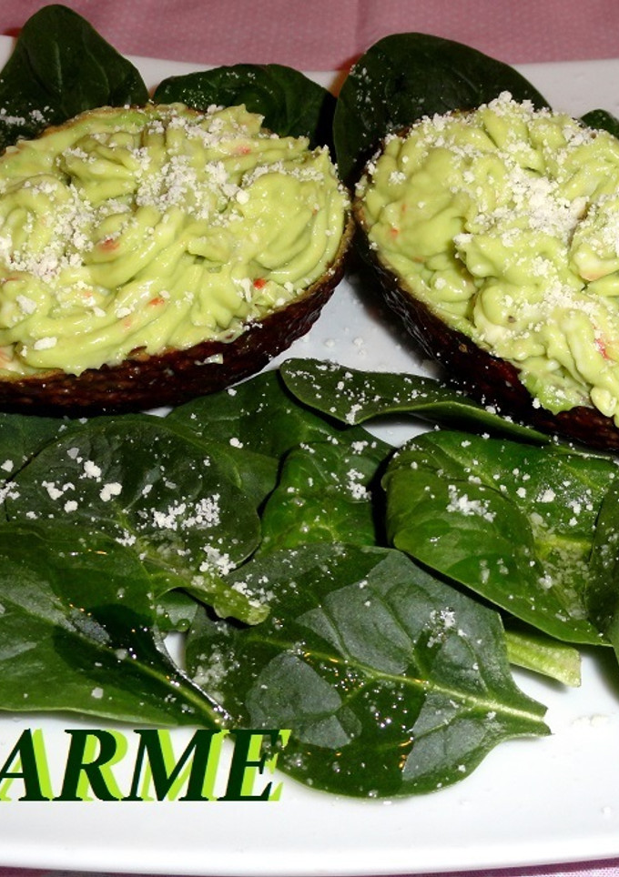 Una foto de Aguacate relleno con queso camembert y surimi