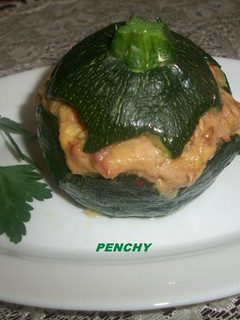 Una foto de Calabacita rellena, gratinada con queso de Mahón