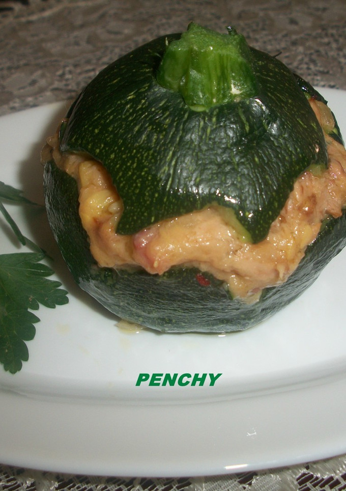 Una foto de Calabacita rellena, gratinada con queso de Mahón