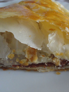 Una foto de Hojaldre de cebolla caramelizada y jamón
