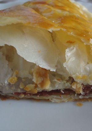 Una foto de Hojaldre de cebolla caramelizada y jamón