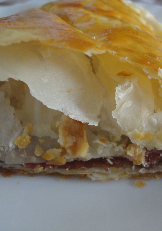 Una foto de Hojaldre de cebolla caramelizada y jamón