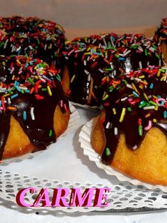 Una foto de Mini kougelhopf con mango y baño de chocolate