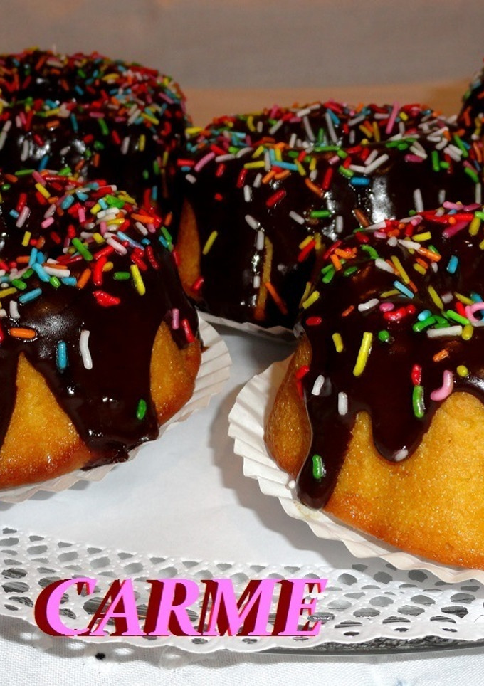 Una foto de Mini kougelhopf con mango y baño de chocolate