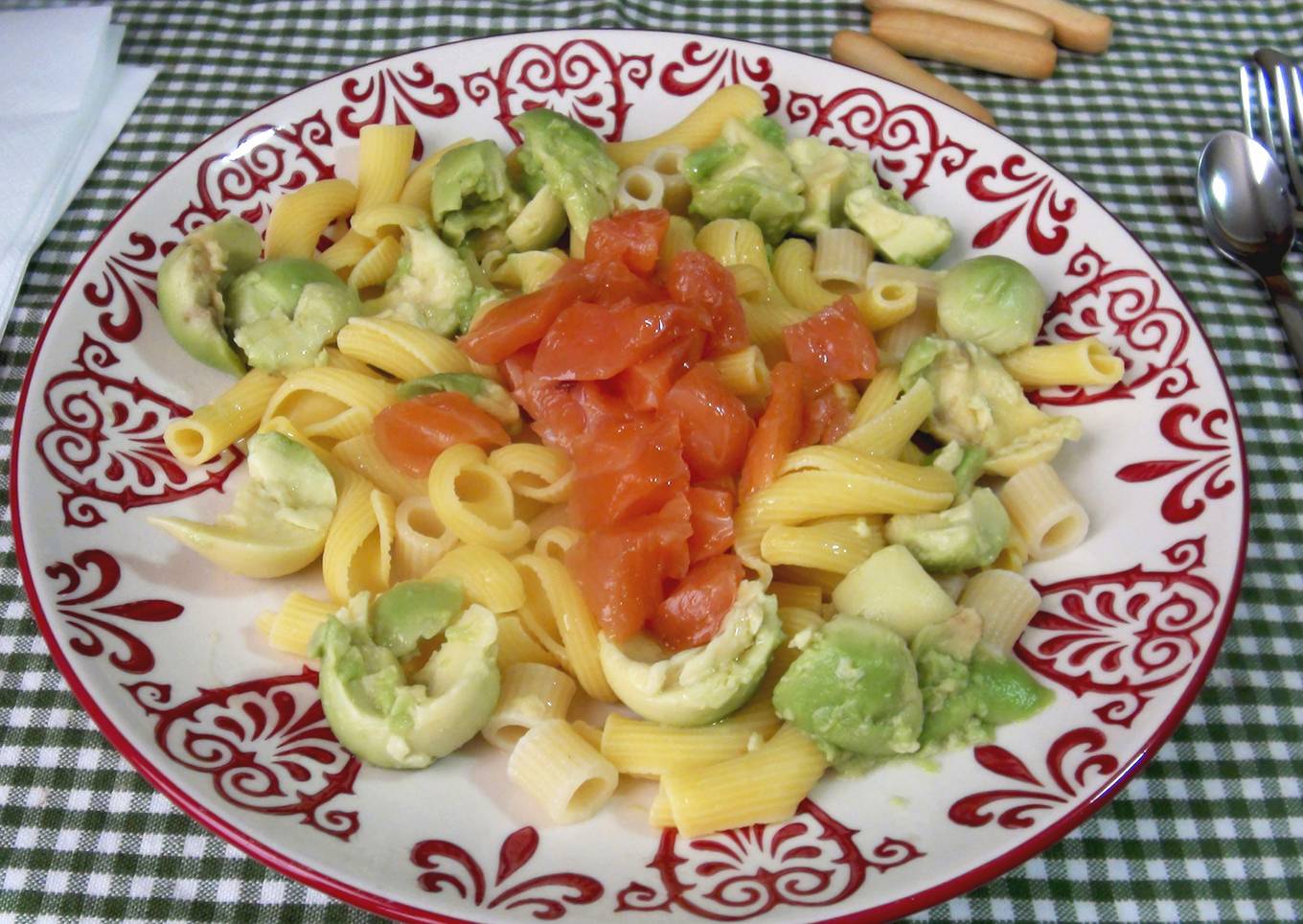 Pasta con salmón y aguacate