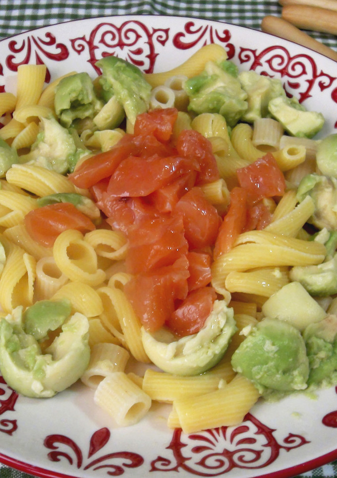 Una foto de Pasta con salmón y aguacate