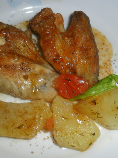 Una foto de Alitas de pollo a la cola con patatas caramelizadas