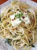 Bucatini con queso feta marinado en aceite de oliva y pimienta rosa