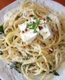 Bucatini con queso feta marinado en aceite de oliva y pimienta rosa