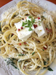 Una foto de Bucatini con queso feta marinado en aceite de oliva y pimienta rosa