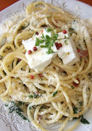 Una foto de Bucatini con queso feta marinado en aceite de oliva y pimienta rosa