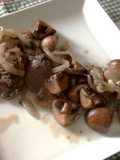 Una foto de Higaditos de pollo con portobellos