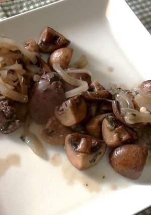 Una foto de Higaditos de pollo con portobellos