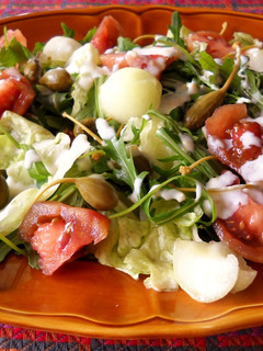 Una foto de Ensalada con rúcula y alcaparrones