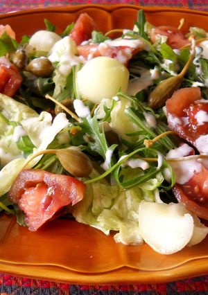 Una foto de Ensalada con rúcula y alcaparrones