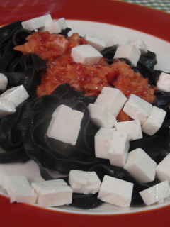 Una foto de Nidos de pasta con Maxorata fresco y vinagreta de fresones
