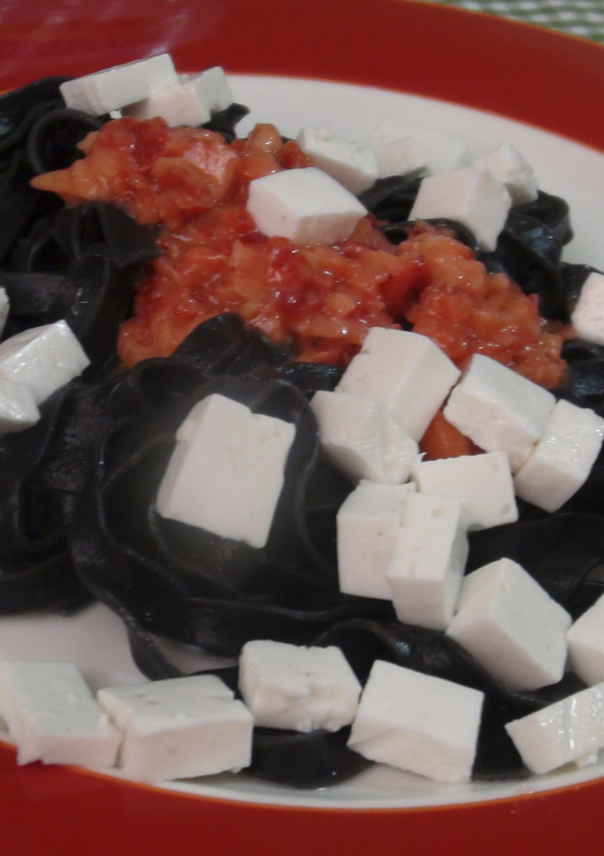 Una foto de Nidos de pasta con Maxorata fresco y vinagreta de fresones