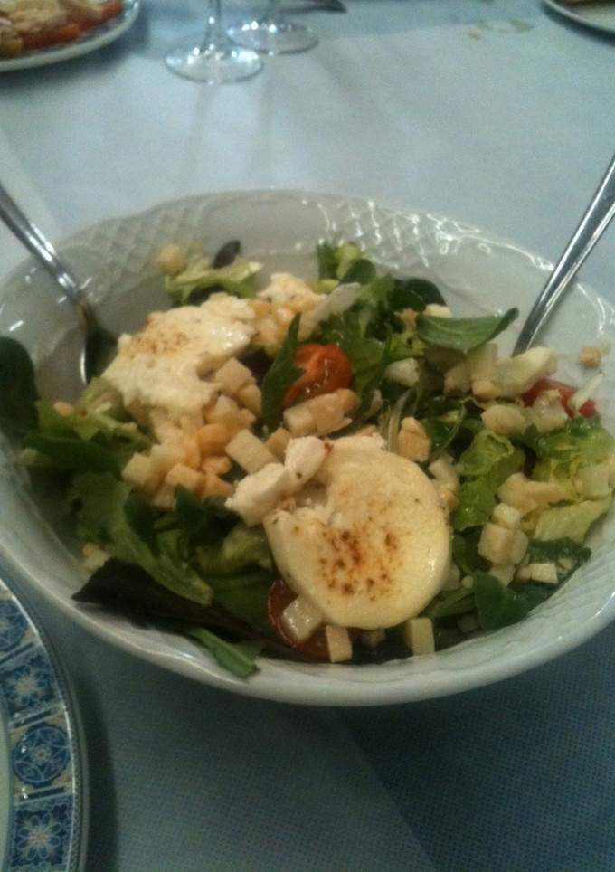 Una foto de Ensalada de quesos