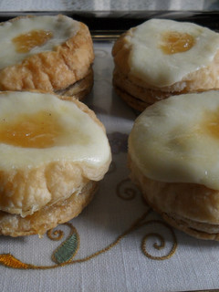 Una foto de Galletas de hojaldre con membrillo y queso