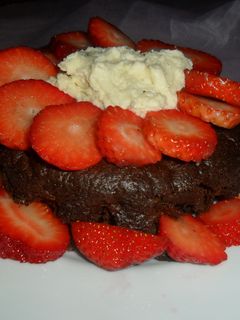 Una foto de Pastel oscuro de chocolate con crema de mascarpone