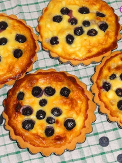 Una foto de Minitartas de queso y arándanos