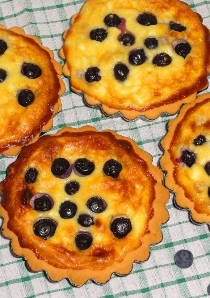 Una foto de Minitartas de queso y arándanos