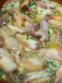 Una foto de Alas de pollo emperejiladas al vino