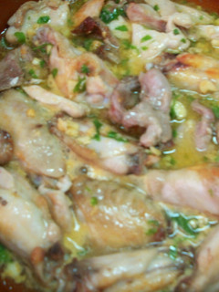 Una foto de Alas de pollo emperejiladas al vino