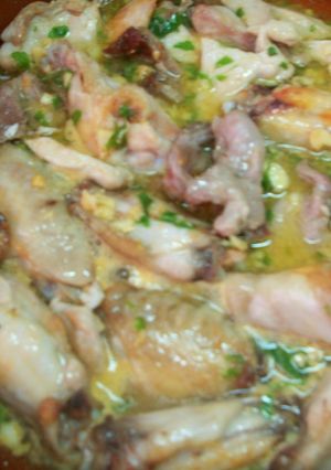 Una foto de Alas de pollo emperejiladas al vino