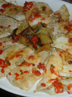 Una foto de Merluza a la plancha con patatas y verduras