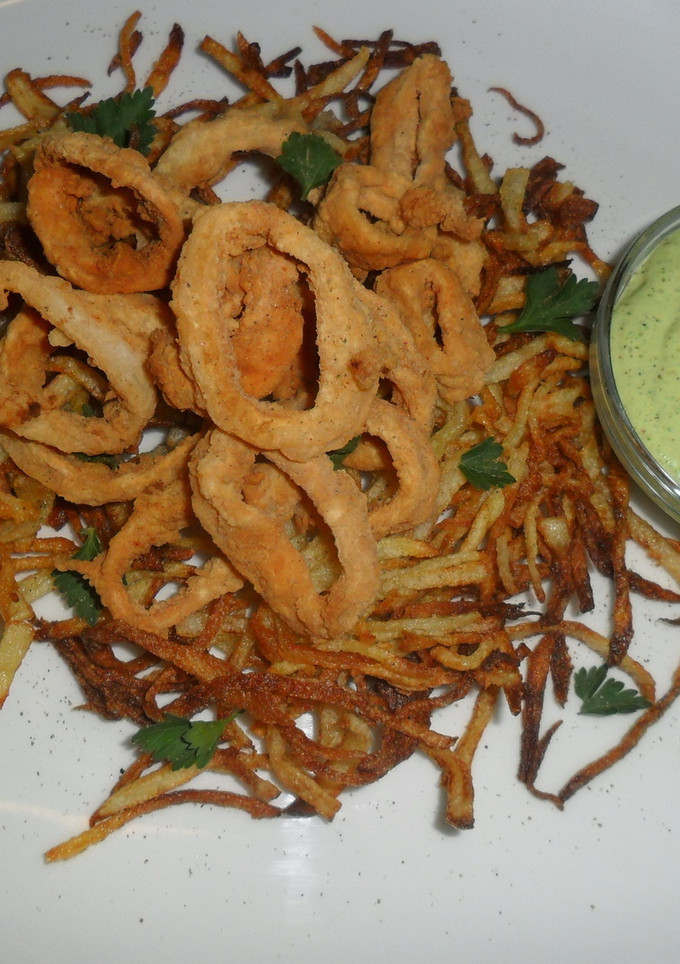 Una foto de Calamares sobre nido de pajas