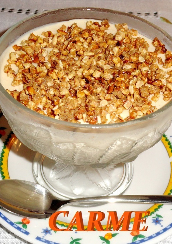 Una foto de Crema de queso con galletas y almendras crujientes