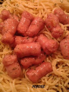 Una foto de Pasta con salchichas y vino