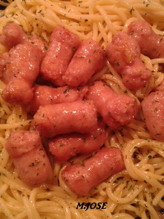 Una foto de Pasta con salchichas y vino