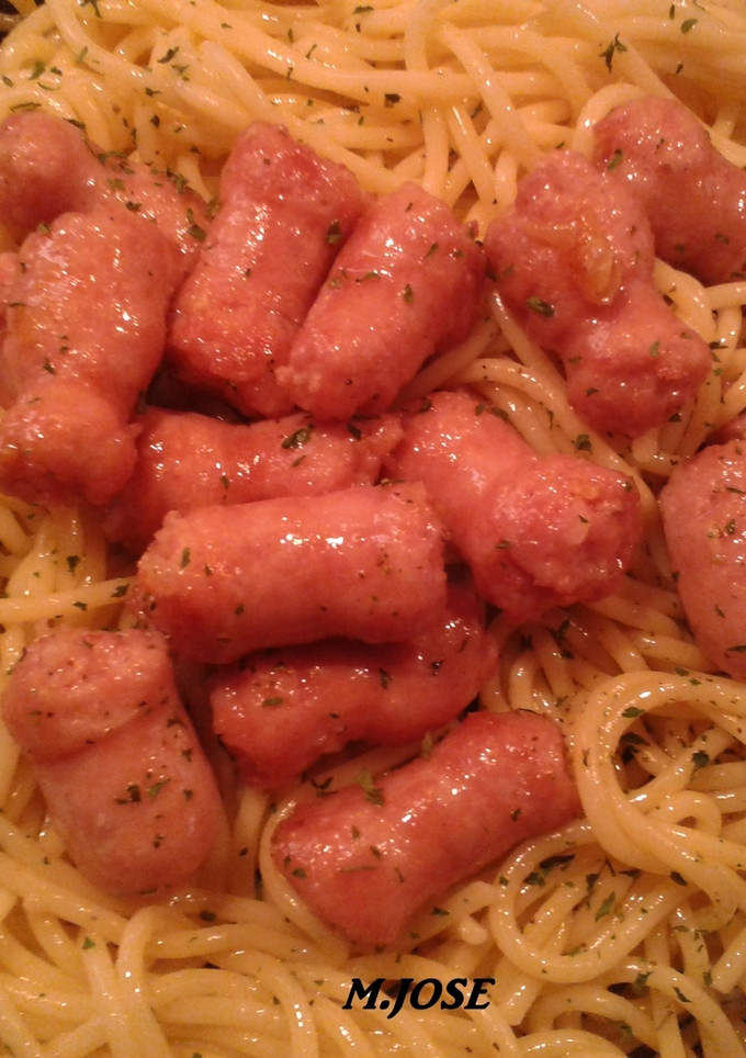 Una foto de Pasta con salchichas y vino