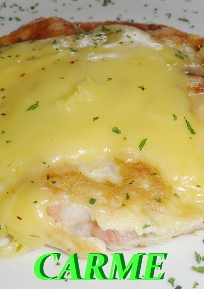 Una foto de Tortilla de langostinos y cobertura de queso fundido