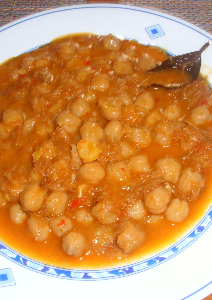 Una foto de Garbanzos con bacalao tradicional