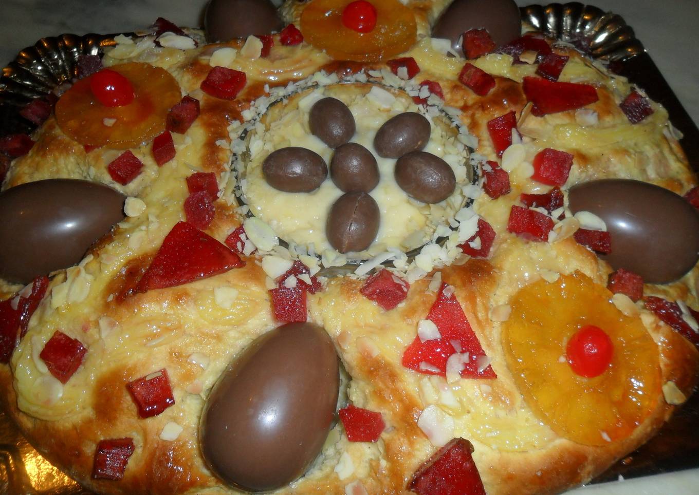 Rosca de Pascua con huevos de chocolate