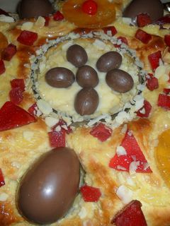 Una foto de Rosca de Pascua con huevos de chocolate