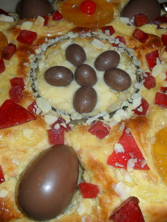 Una foto de Rosca de Pascua con huevos de chocolate