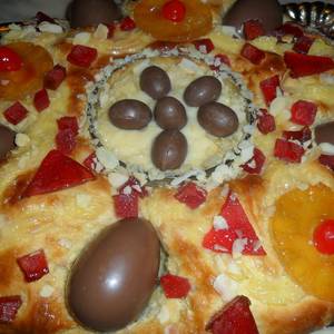 Rosca de Pascua con huevos de chocolate