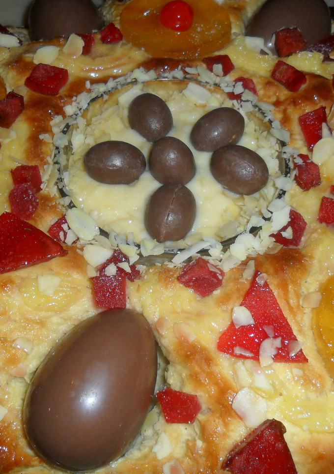 Una foto de Rosca de Pascua con huevos de chocolate