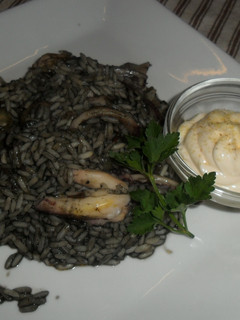 Una foto de Arroz negro con calamares en su tinta