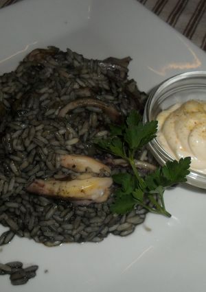 Una foto de Arroz negro con calamares en su tinta