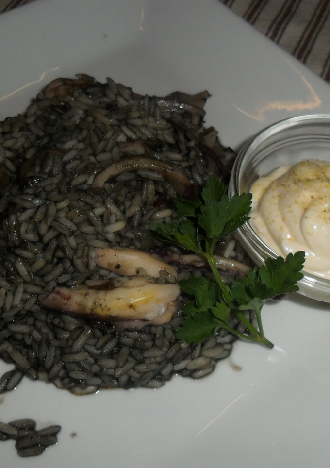 Una foto de Arroz negro con calamares en su tinta