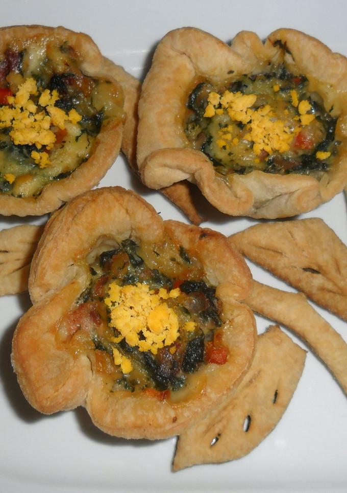 Una foto de Rosetas de hojaldre rellenas de acelga