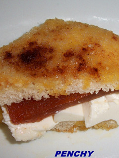Una foto de Sandwich dulce de queso y membrillo